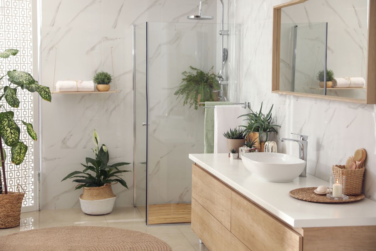 植物和大理石的那种波西米亚风格的浴室墙壁