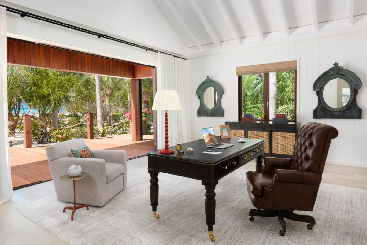 家庭办公室，兼收并蓄的家具和令人惊叹的热带景色。图片来自Toptenrealestatedeals.com。