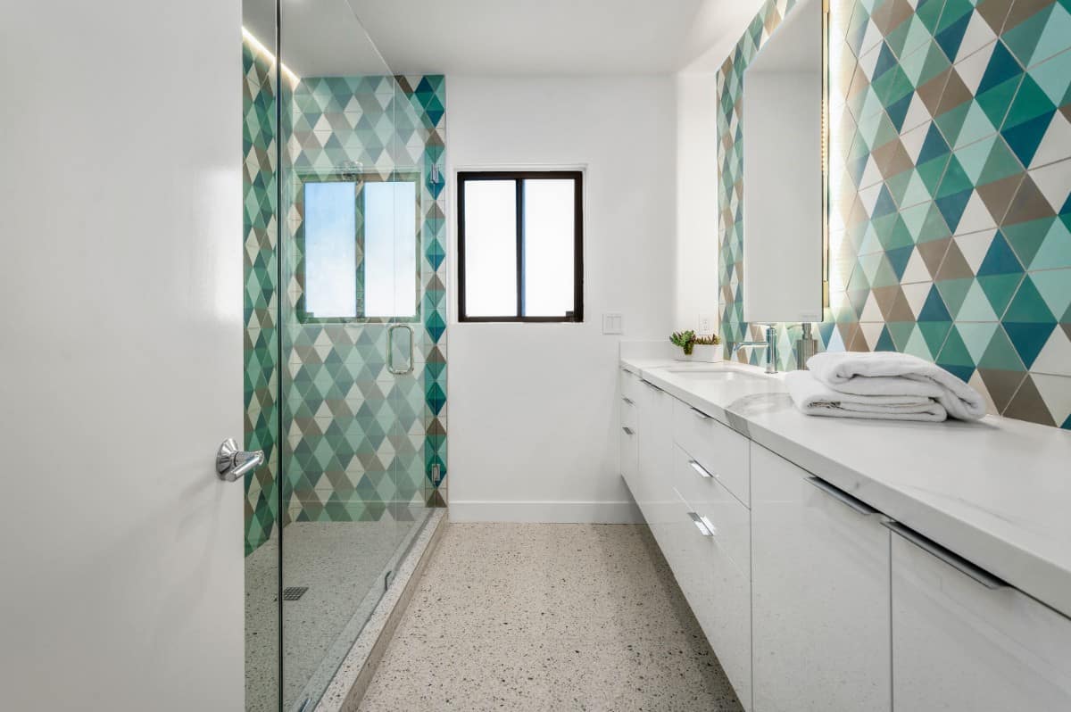 五颜六色的几何瓷砖为这个浴室带来了愉快的氛围。图片来自Toptenrealestatedeals.com。