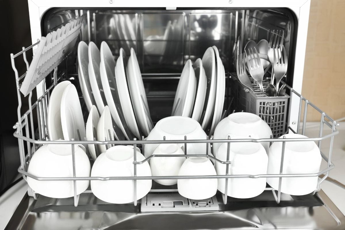 打开洗碗机，装满干净的白色盘子
