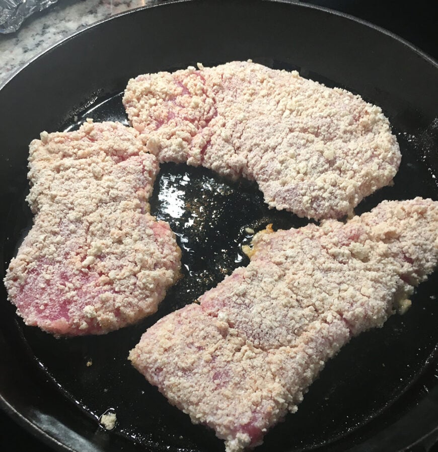 用煎锅煎腌猪肉。