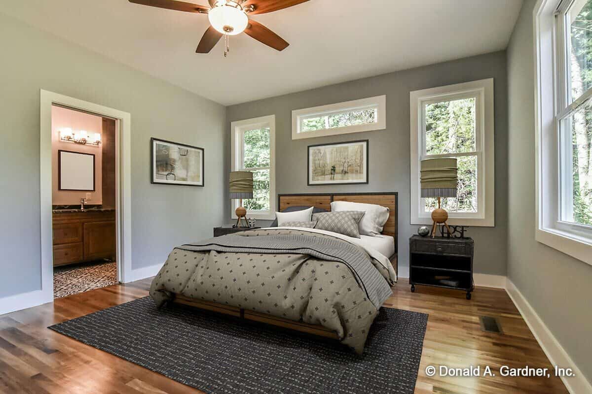 主卧室有一个私人浴室和一个舒适的床上匹配实木地板。