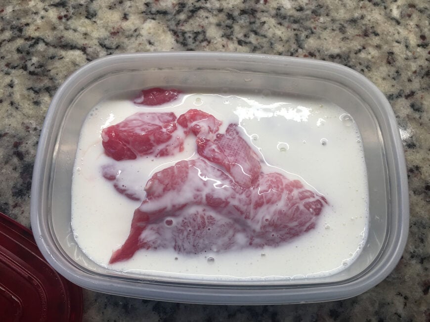 用脱脂牛奶腌制的猪肉片。