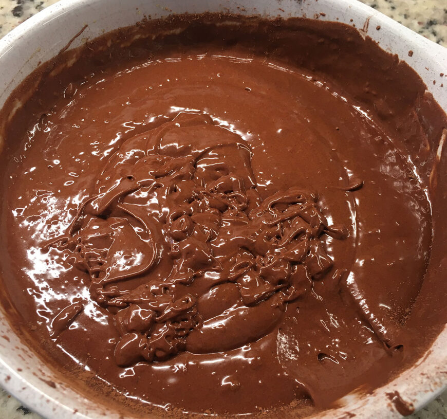 在平底锅里融化的巧克力。