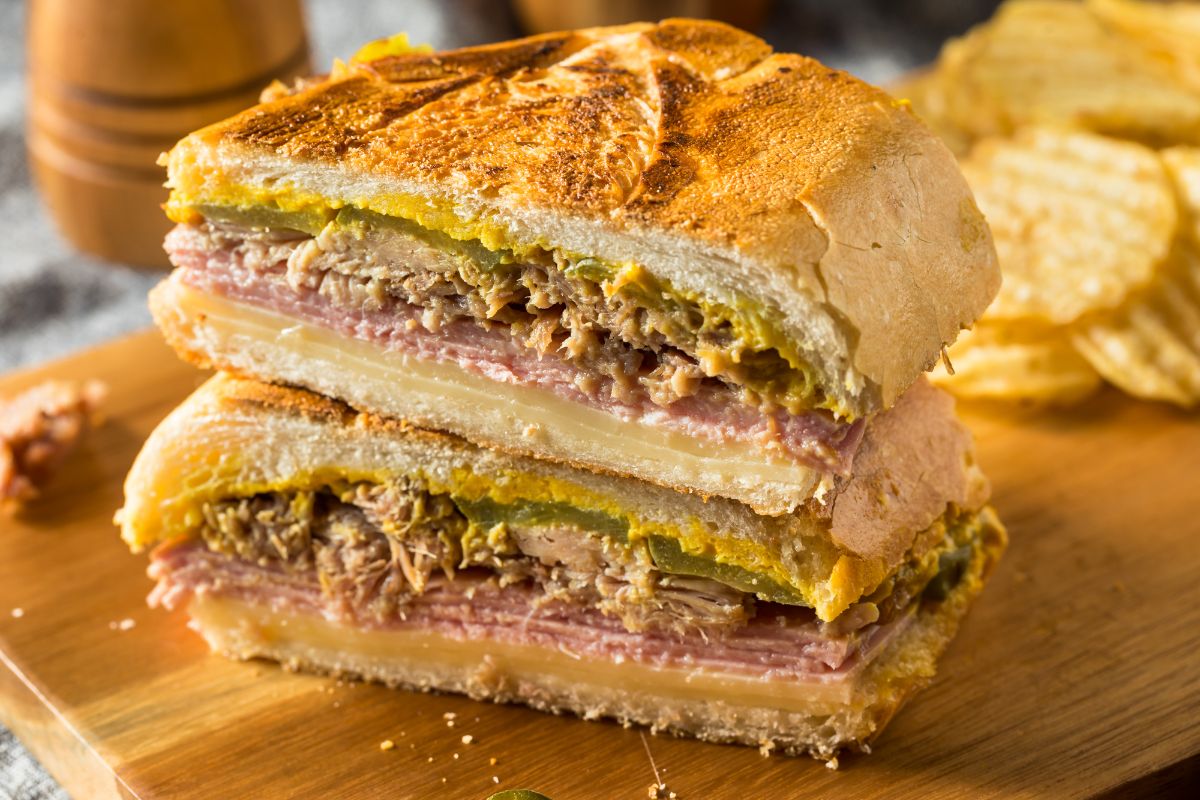 古巴三明治放在木板上。