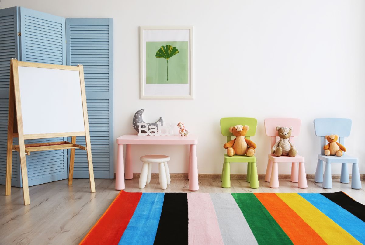 一间摆满彩色破布的儿童游戏室。