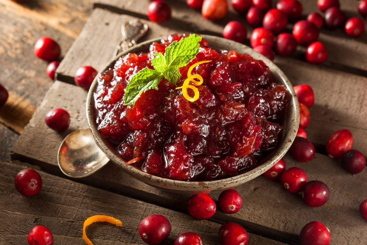 把蔓越莓酱和新鲜的蔓越莓放在碗里。