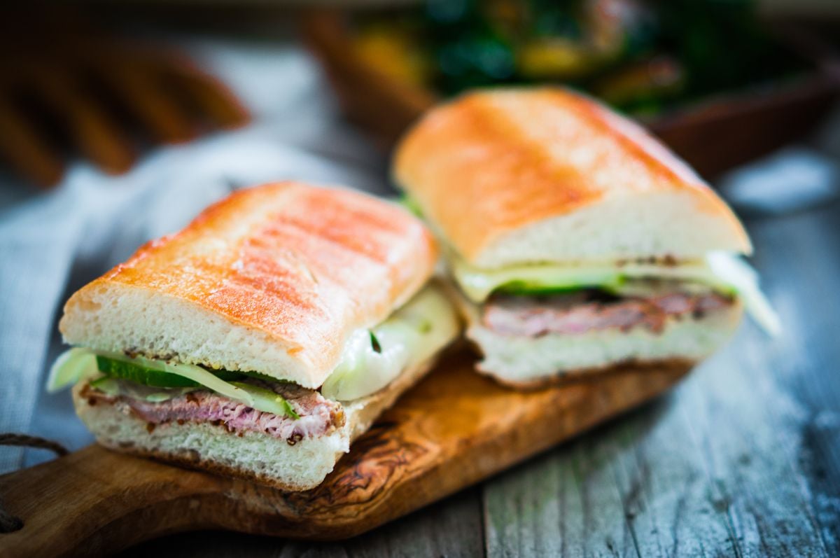 古巴三明治放在乡村砧板上。