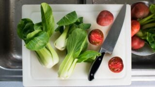 塑料菜板配大白菜和番茄。