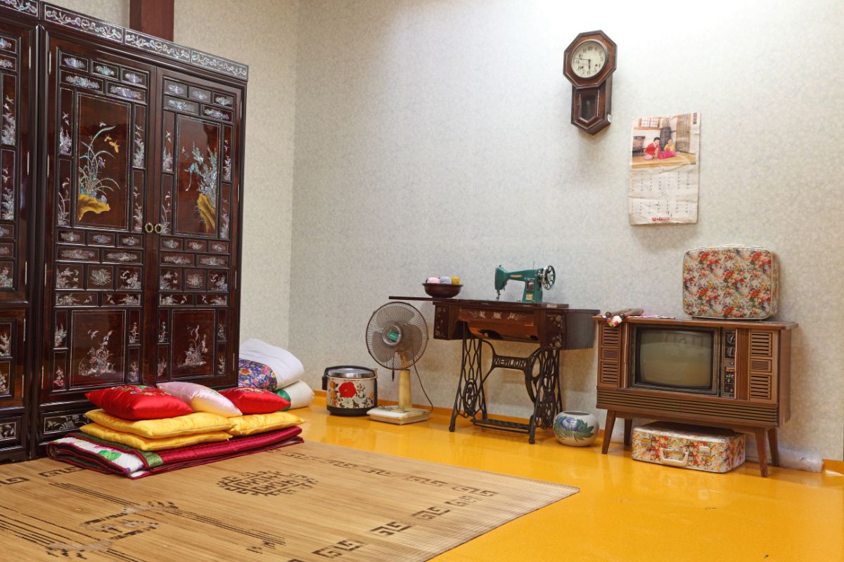 韩式客厅，有古董电视和橱柜。