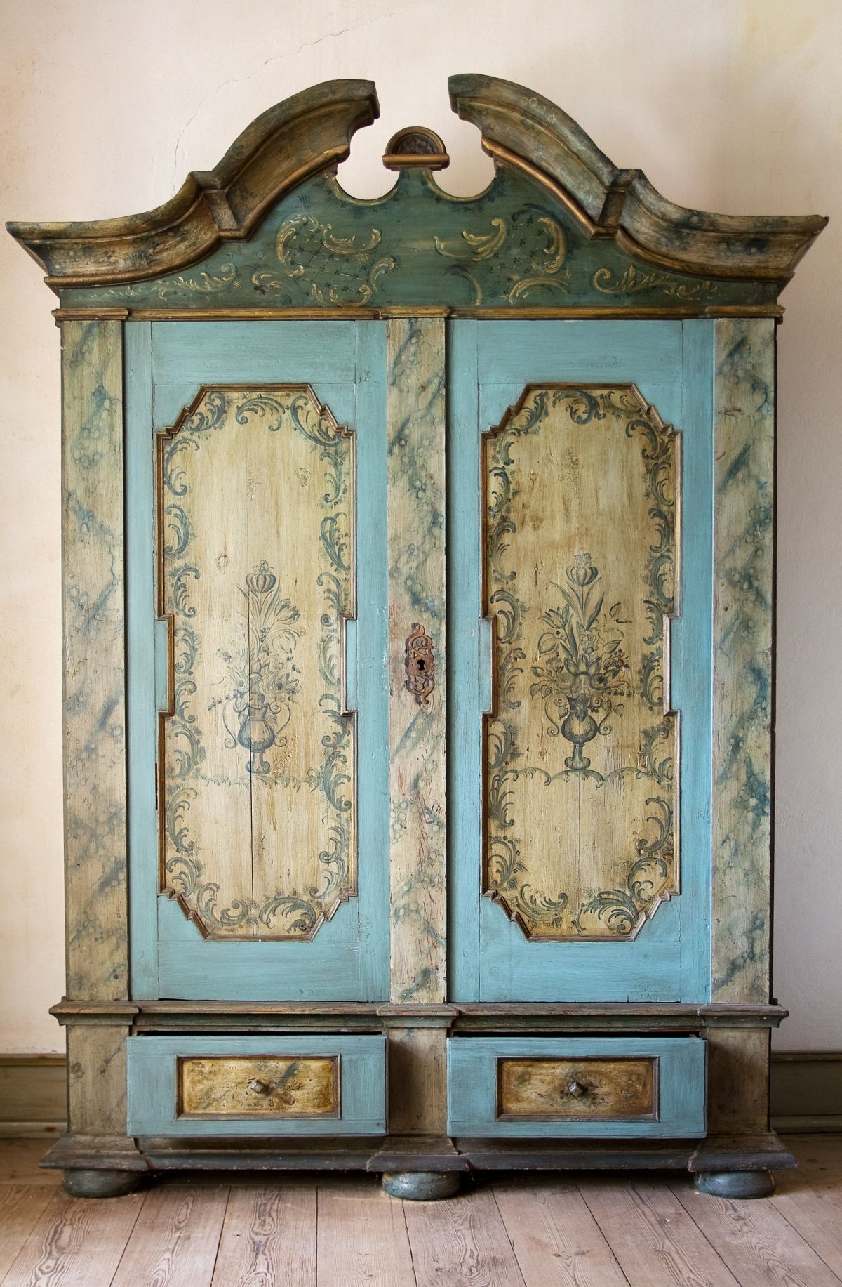 蓝色质朴的古董柜子。