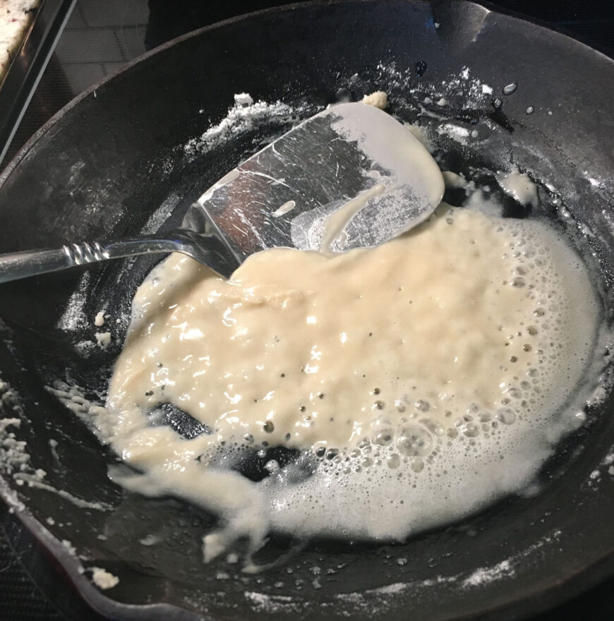 面粉混合物在一个平底锅。