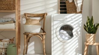 波西米亚洗衣房，自然阳光和白色洗衣机