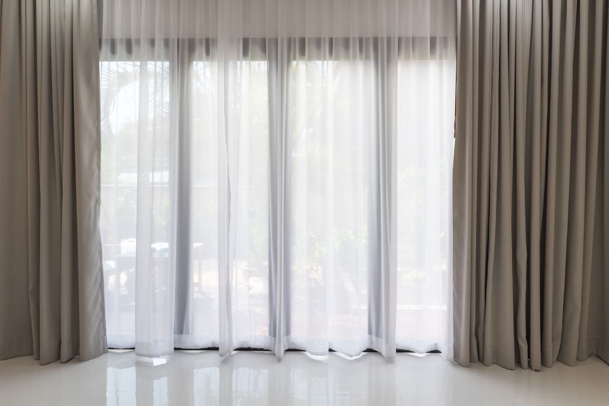 灰色的窗帘和白色的窗帘，窗户上有白色的墙壁和白色的大理石地板