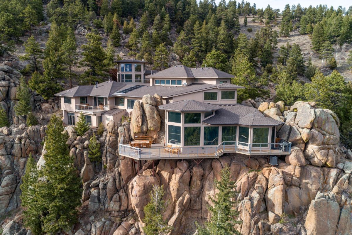 山崖:建在山边上高耸的露出地面的岩石里或穿过岩石的房子图片来自Toptenrealestatedeals.com