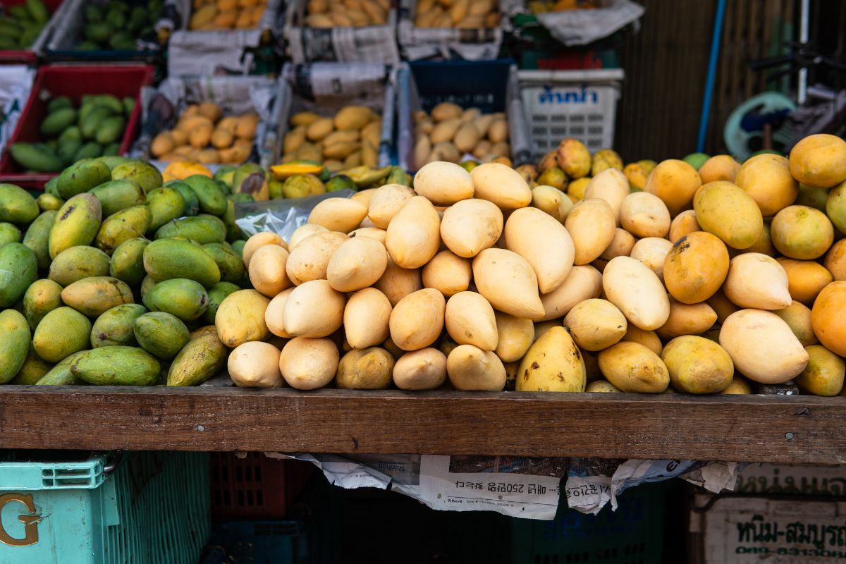 街上卖芒果。