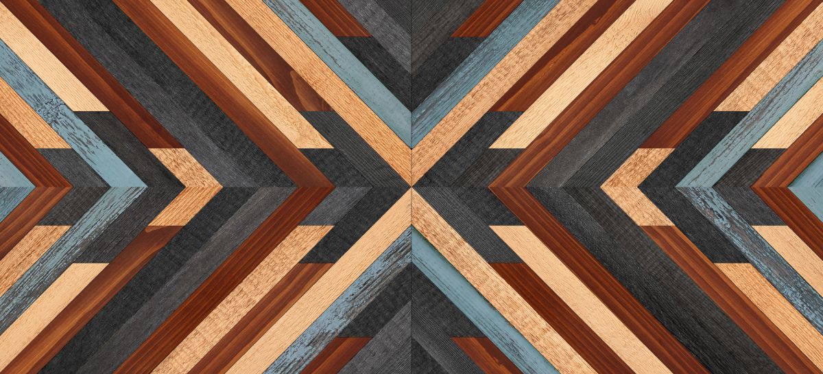 雪佛龙风格的镶板的油漆木材。