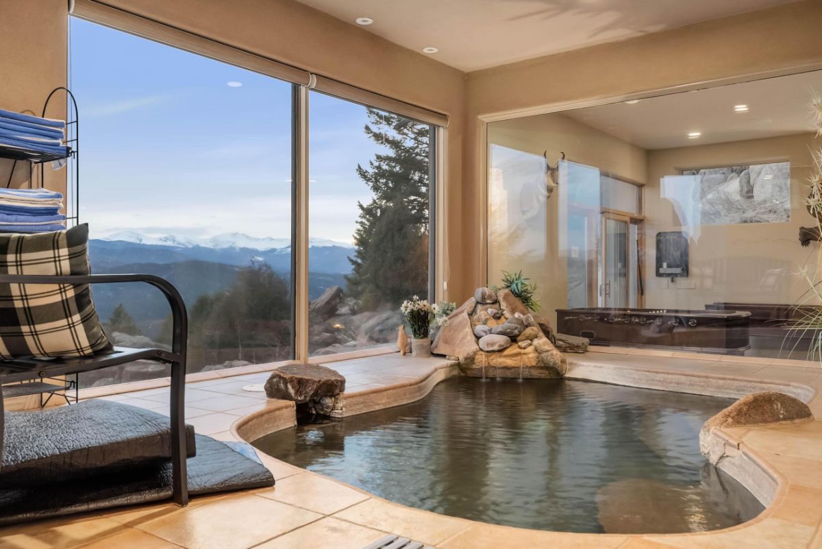 这个热水浴缸的位置可以让你在玻璃墙后面享受风景的同时保持温暖。图片来自Toptenrealestatedeals.com
