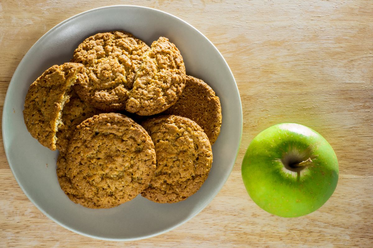 苹果燕麦饼干放在盘子里，还有青苹果。