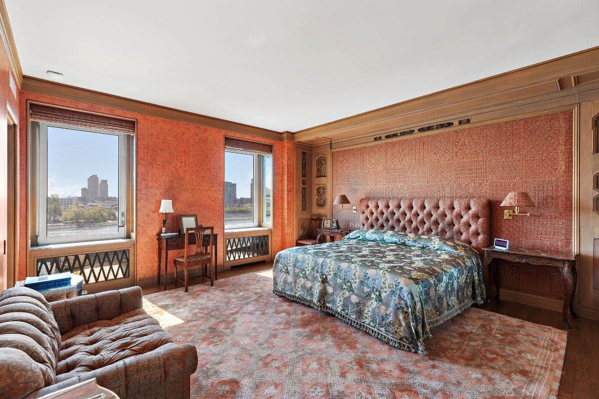 主卧室，粉红色的丝绸覆盖着墙壁，床头板让人想起葛丽泰·嘉宝。图片来自Toptenrealestatedeals.com