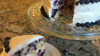 蓝莓蛋糕配柠檬奶油芝士糖霜。
