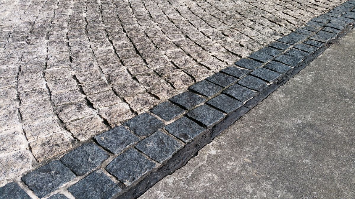 鹅卵石铺成的马赛克混凝土街道。