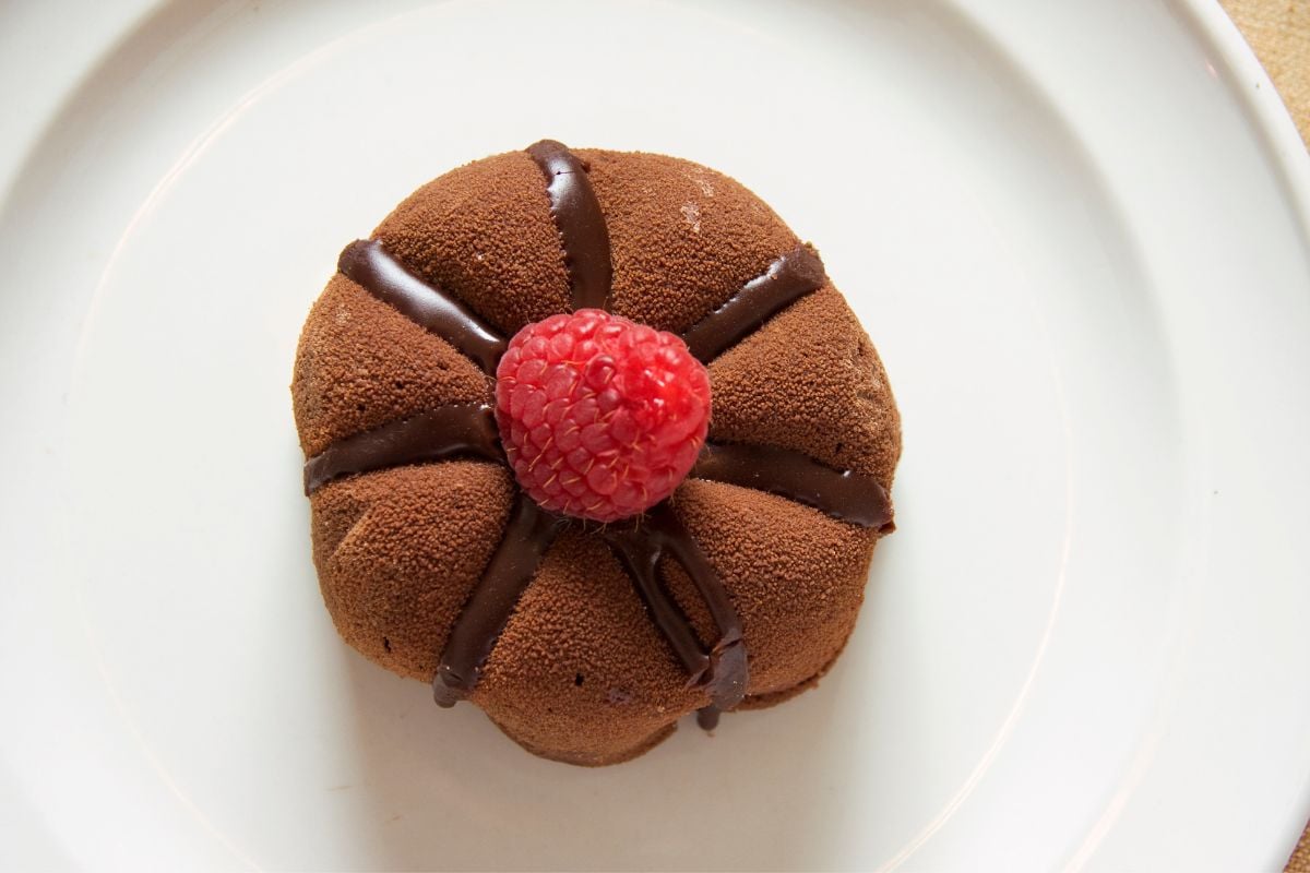白盘子里的无面粉巧克力蛋糕。