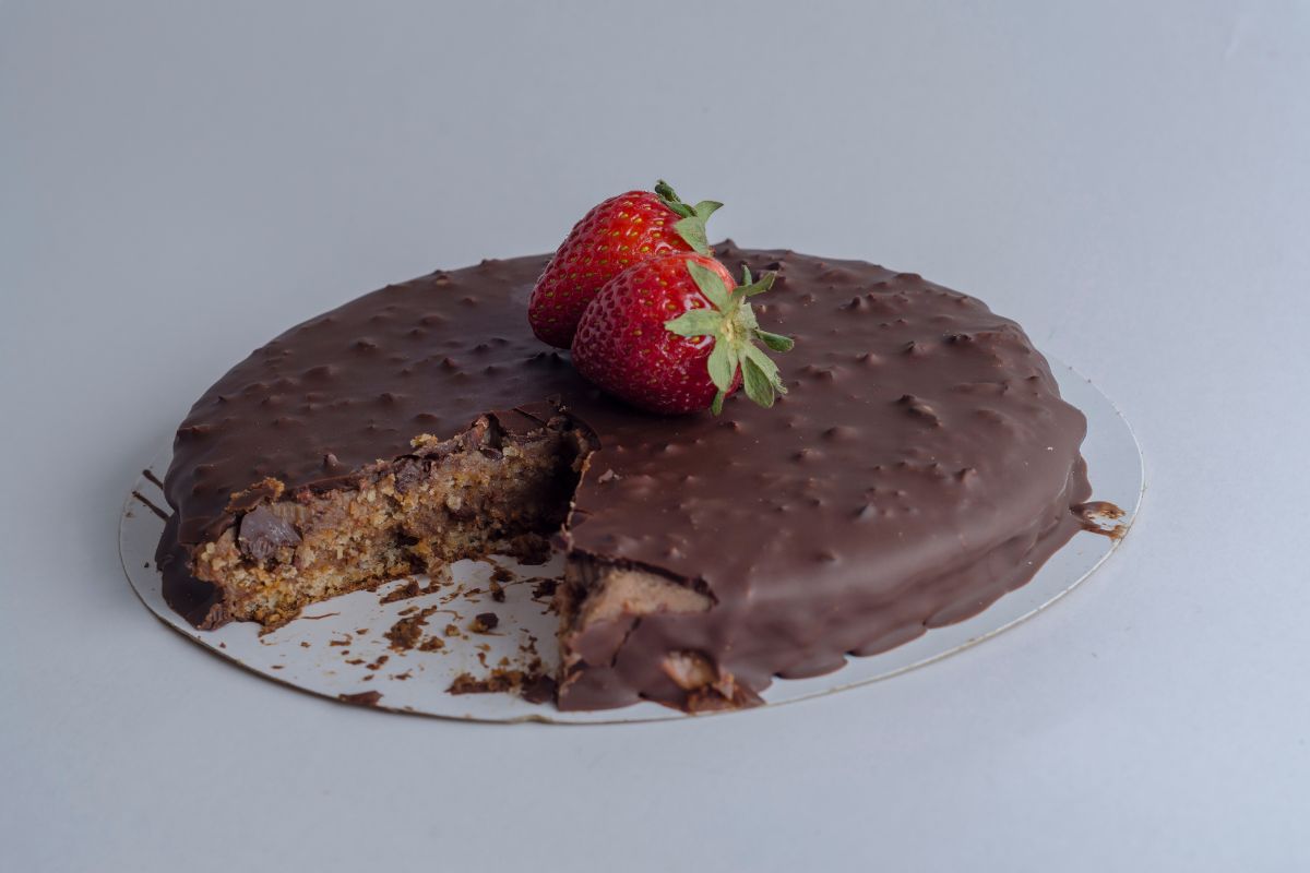 无面粉巧克力蛋糕，上面有杏仁和草莓。
