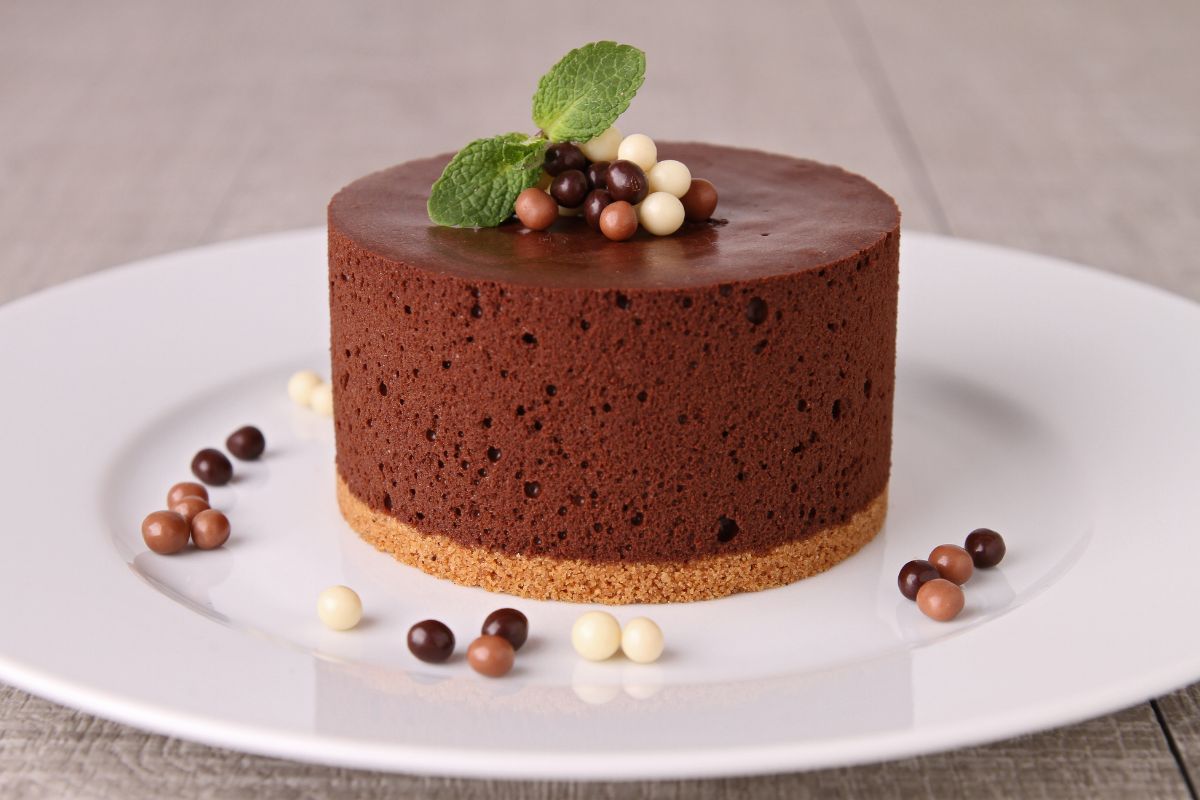 美味的无面粉巧克力慕斯蛋糕。