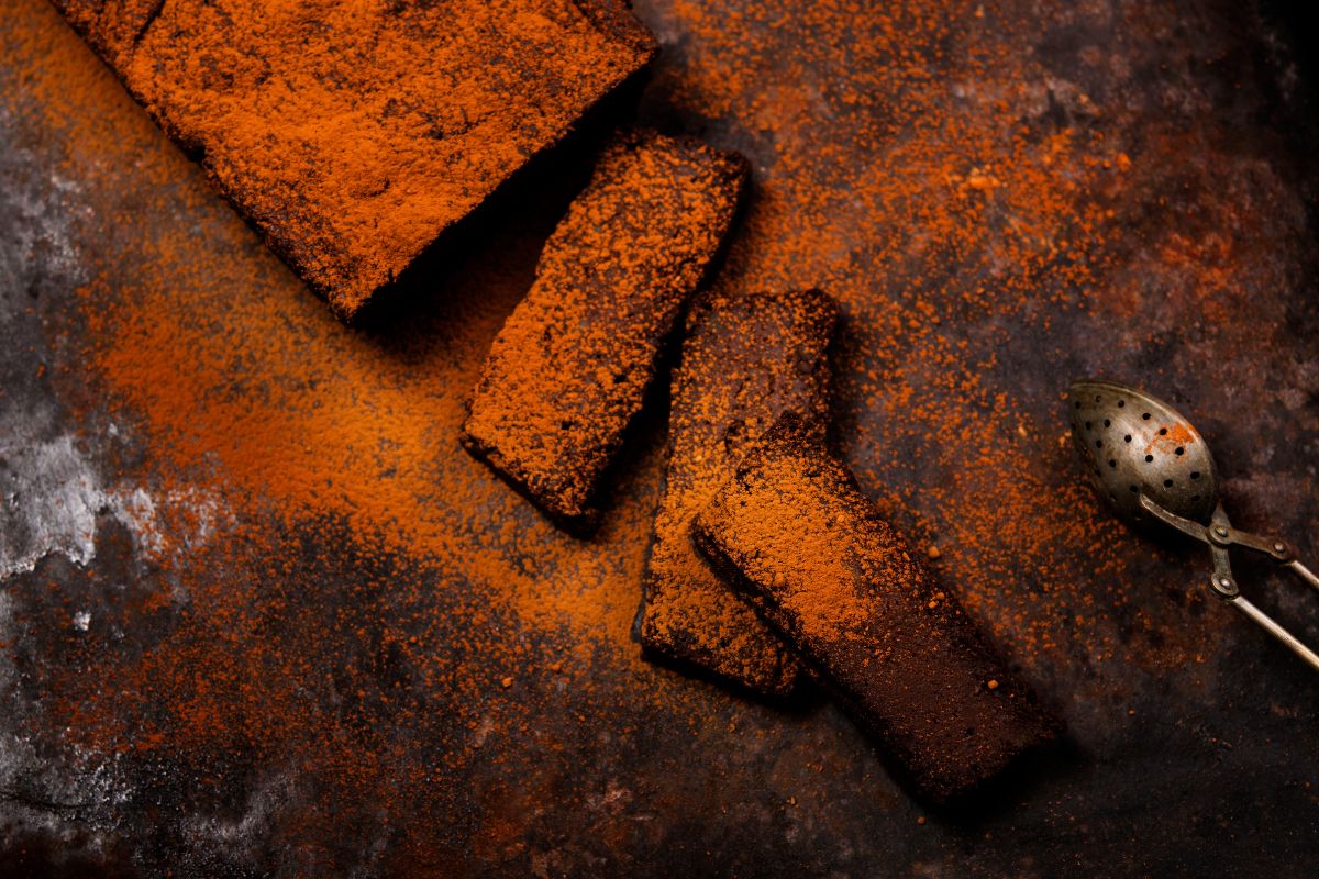 无面粉巧克力橘蛋糕，黑色生锈的金属背景。