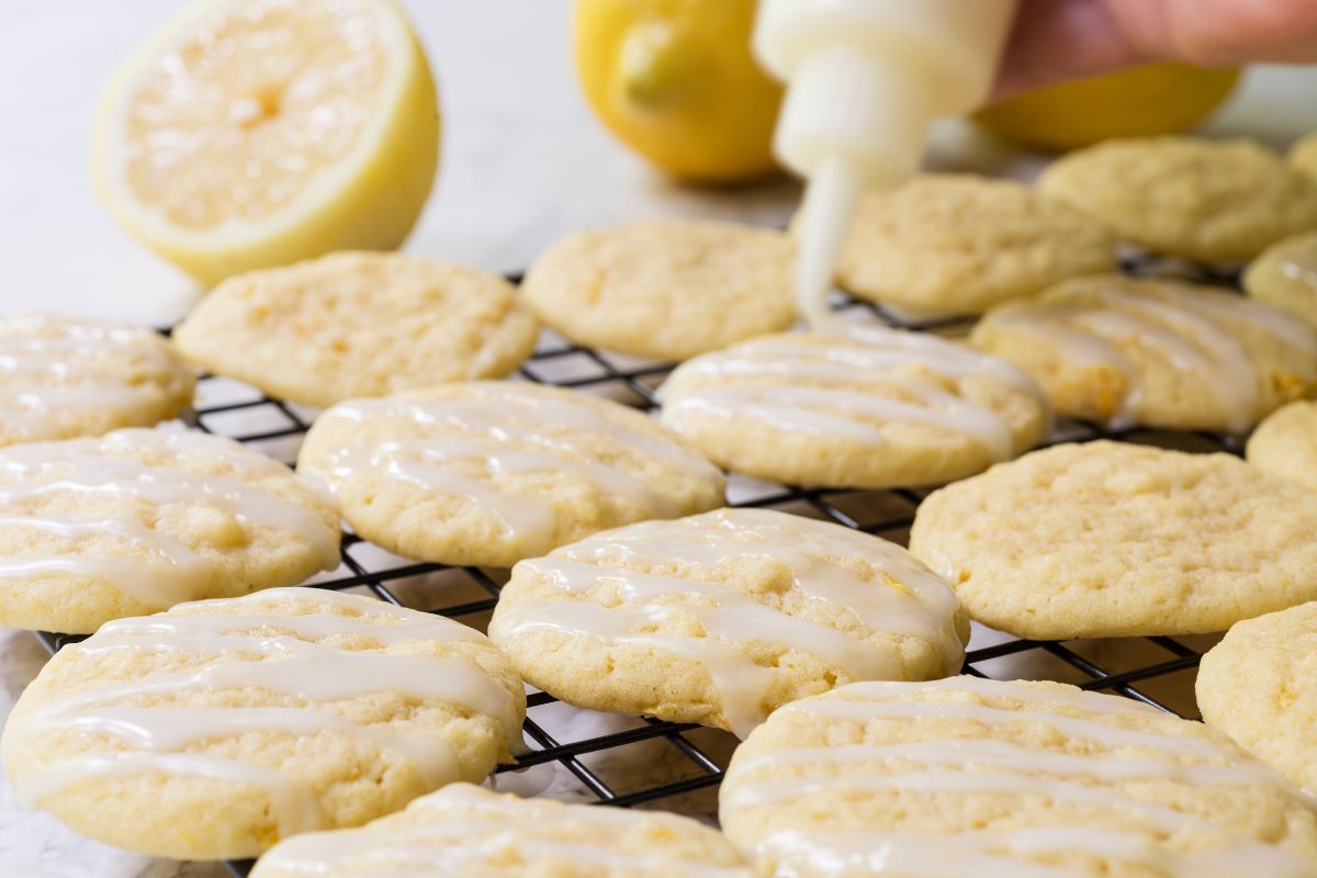 给柠檬饼干横向上釉。