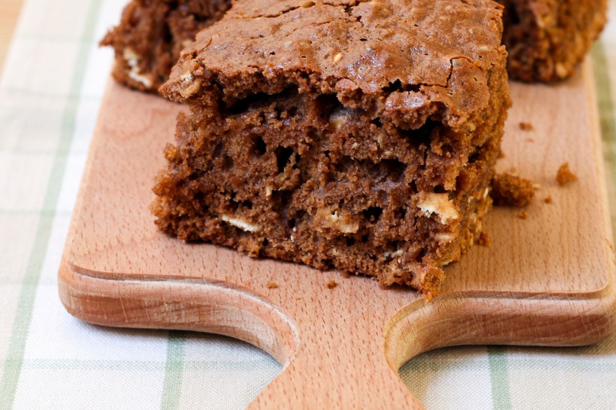 低碳水化合物燕麦和巧克力蛋糕放在木板上。