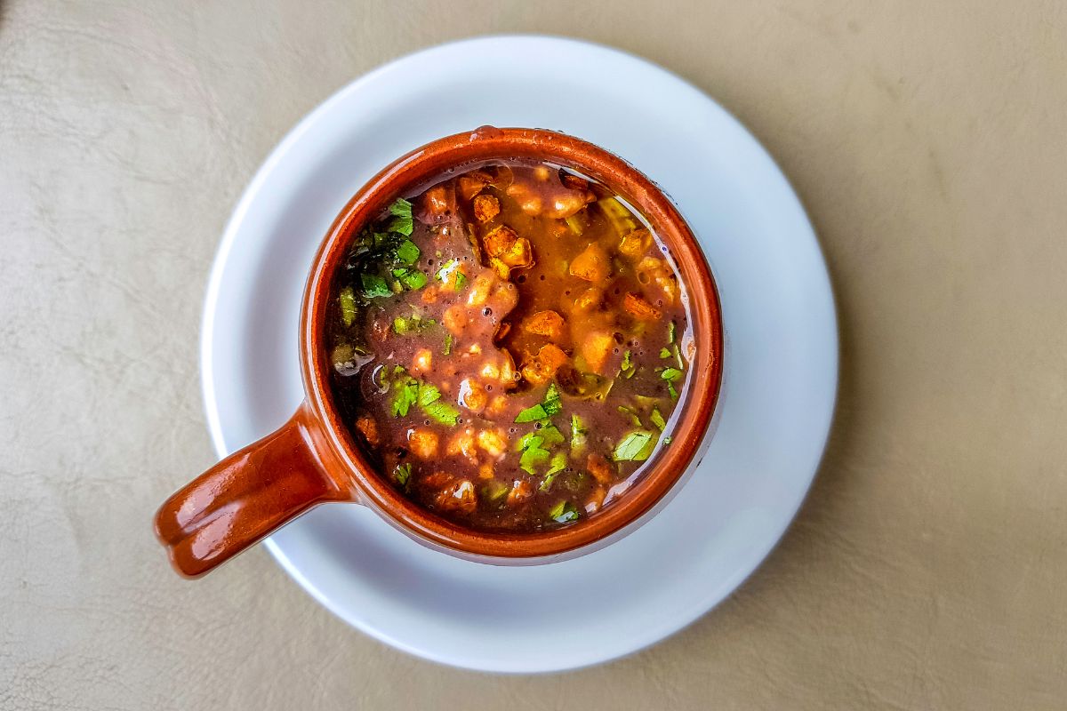 一张美味的番茄肉汤熏豆照片。