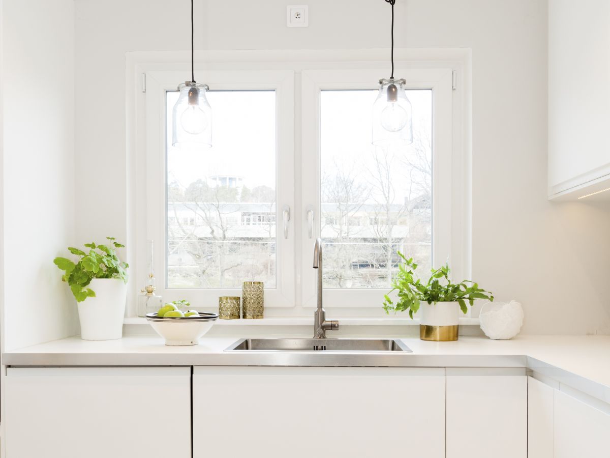 一个现代化的厨房，有两个拱形窗户。