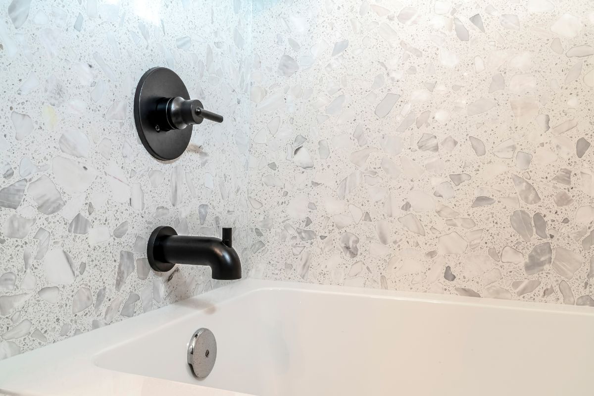 浴缸的把手和水龙头安装在墙上。