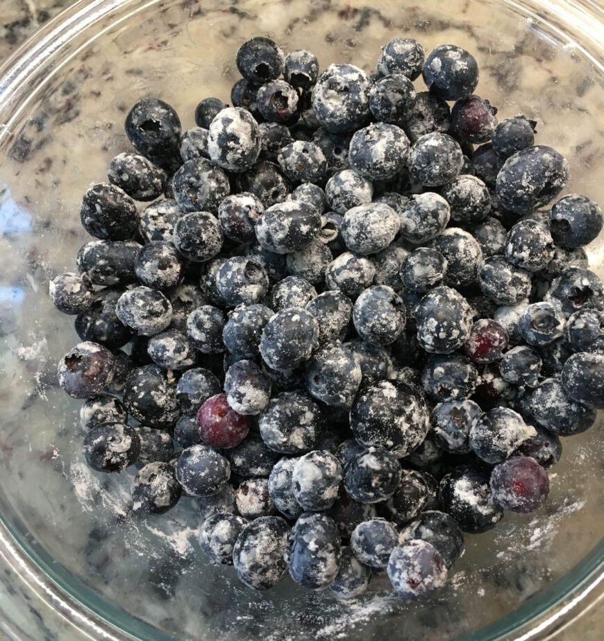 一个碗里放四个蓝莓。
