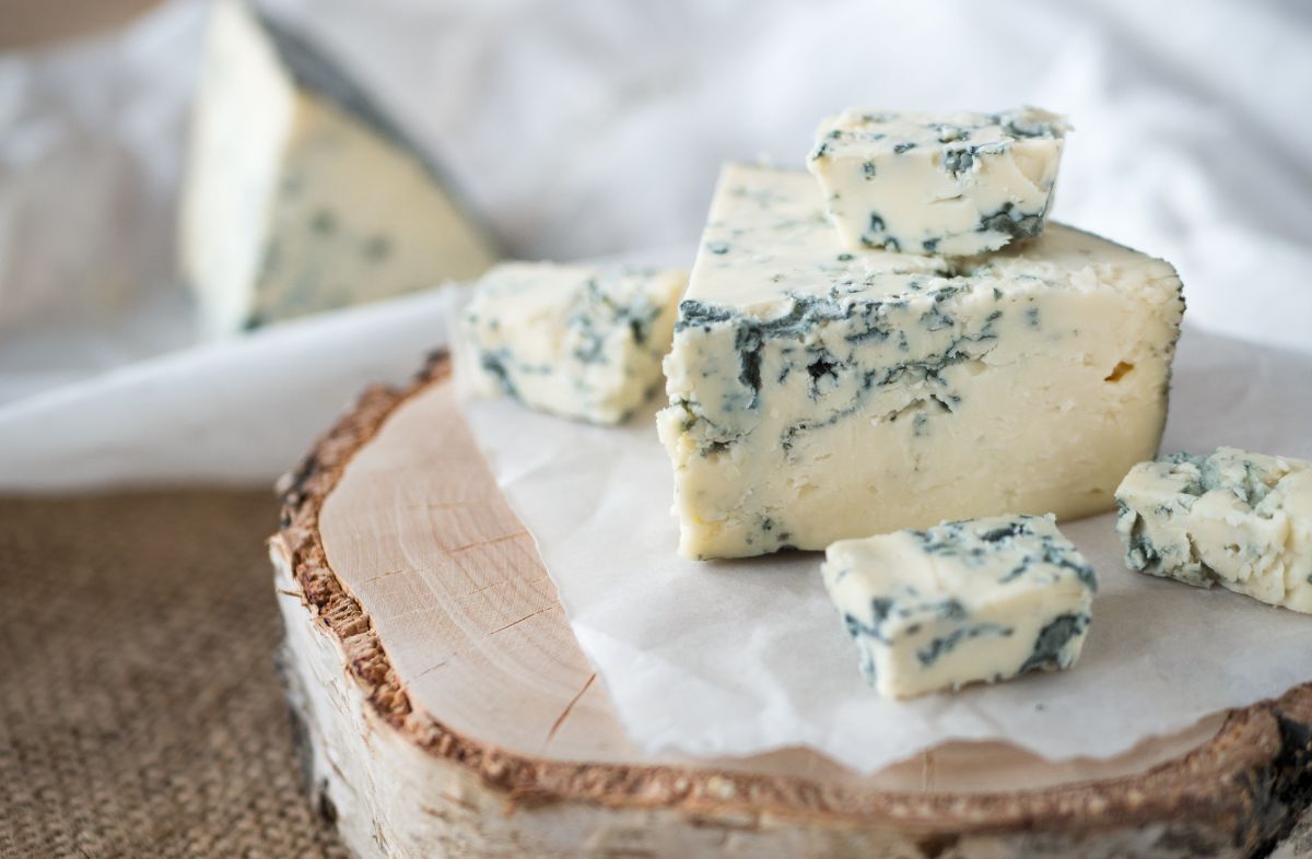 木板上的蓝纹奶酪。