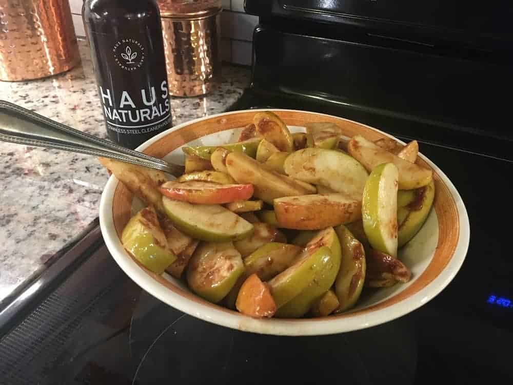 烤苹果加肉桂，放在盘子里。