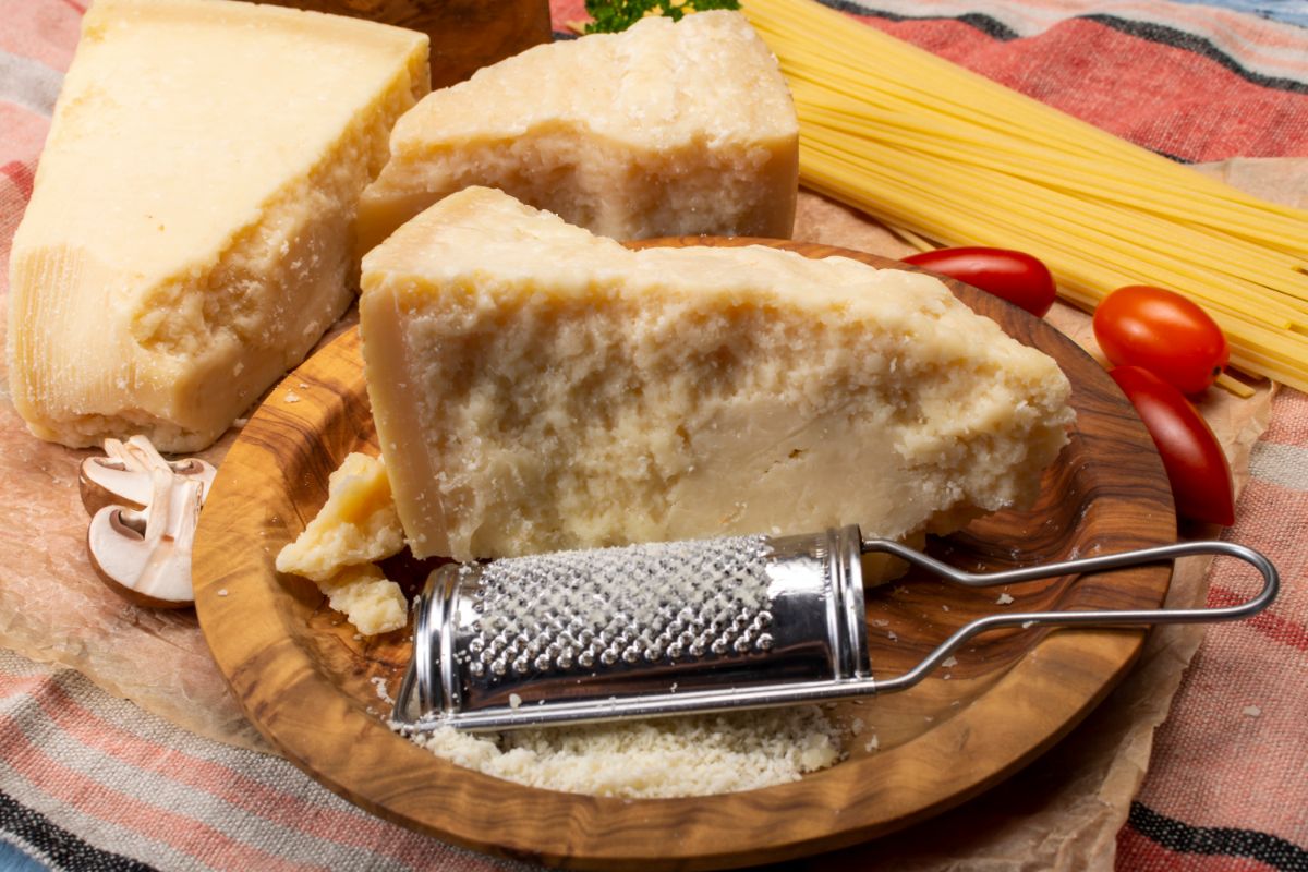 格兰帕达诺奶酪和磨碎器。