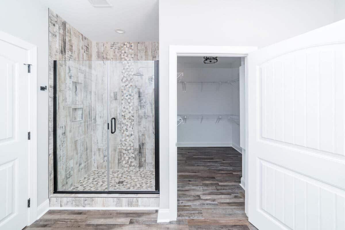 步入式衣橱和带双玻璃门的淋浴使主浴室更加完整。