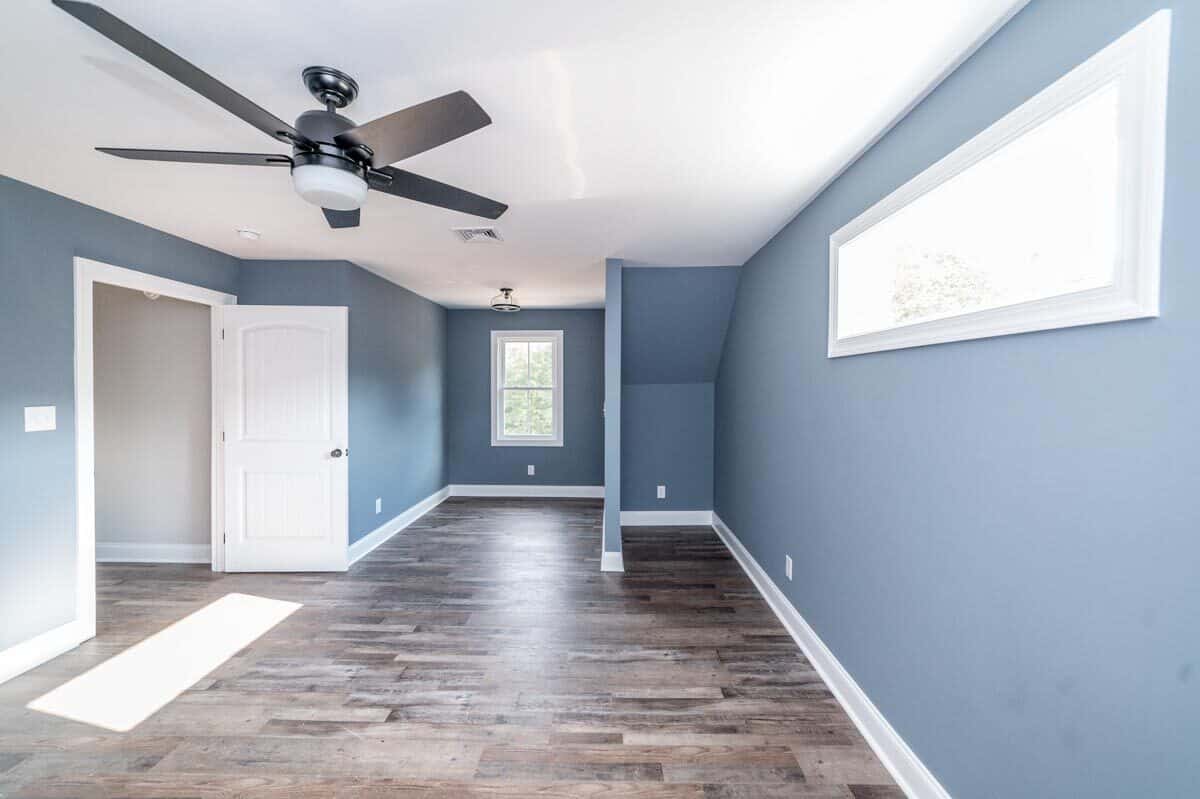 第三间卧室的特点是灰蓝色的墙壁衬着白色的底座。