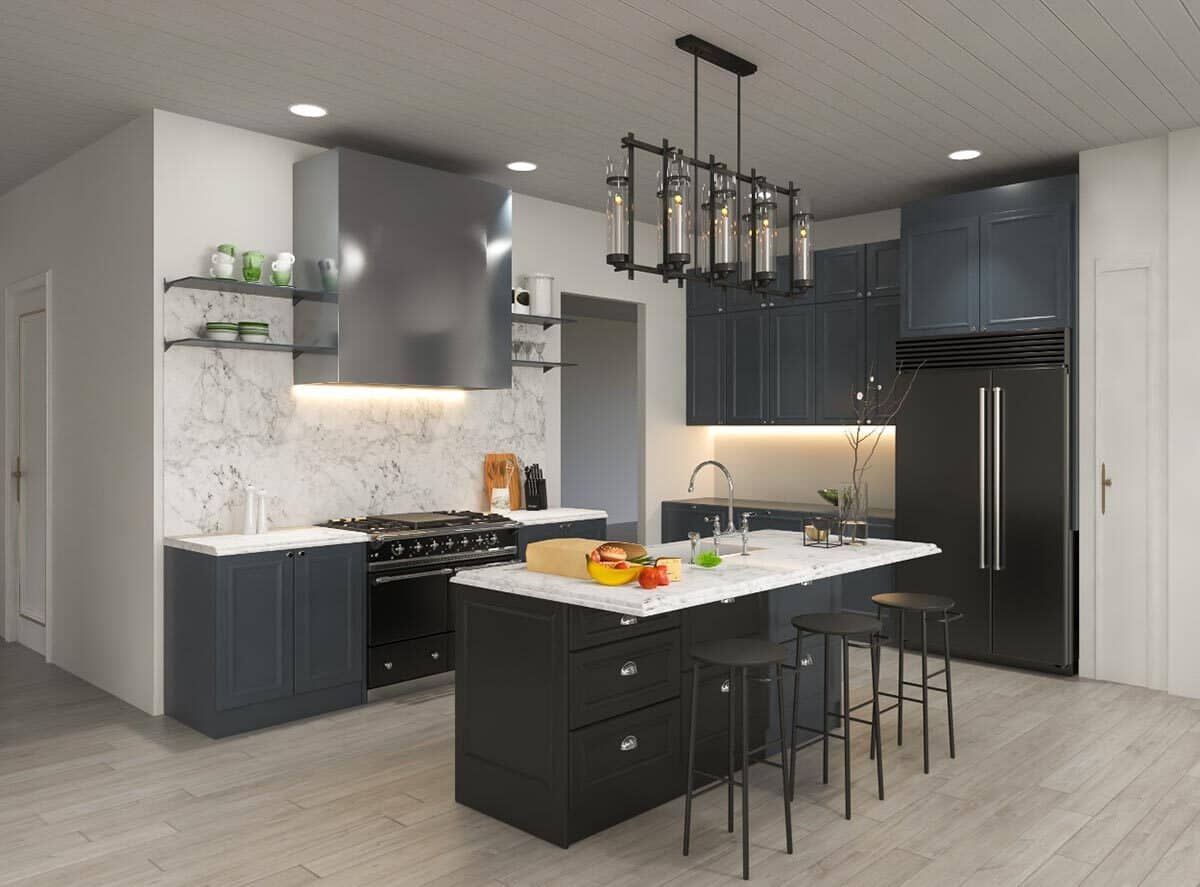 黑色和深蓝色的橱柜与厨房的白色大理石台面和后挡板形成了鲜明的对比。