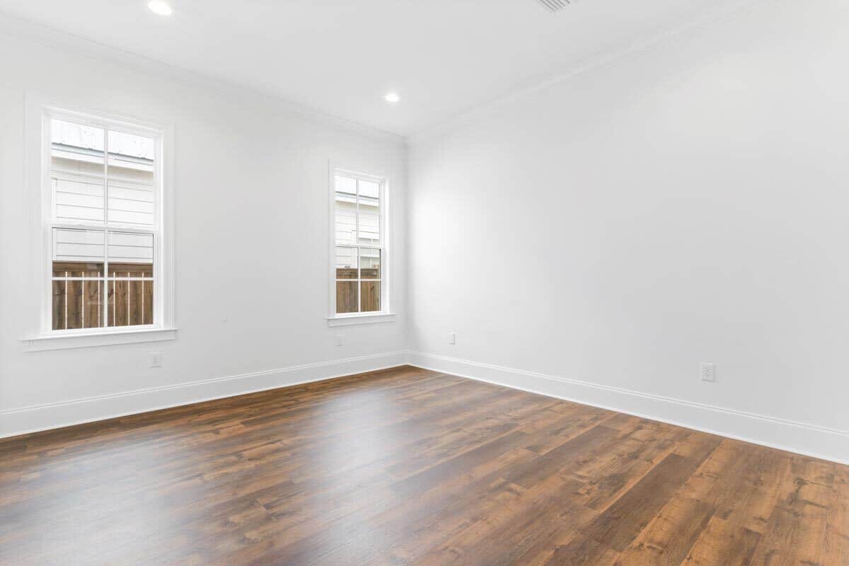 主卧室与鲜明的自然硬木地板白墙软化。