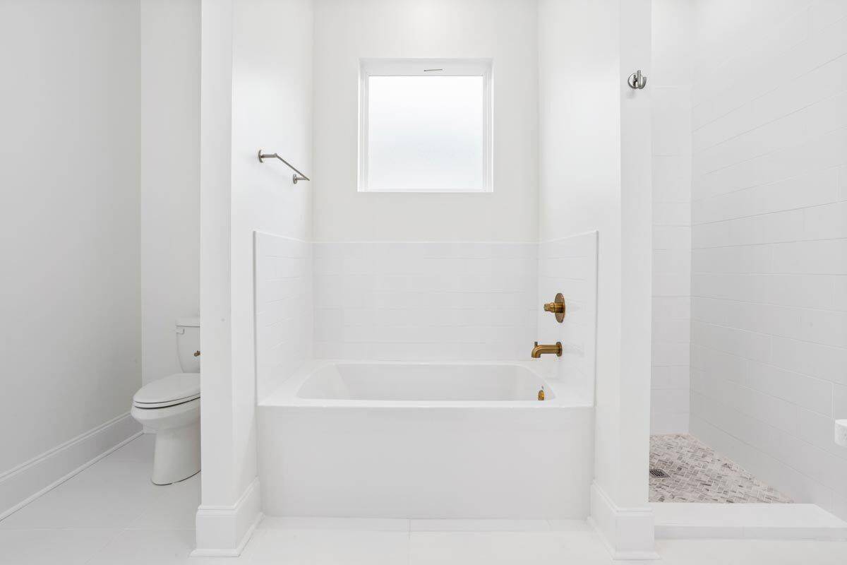 主浴室包括一个卫生间面积,浏览淋浴和泡浴缸装有黄铜的深处。
