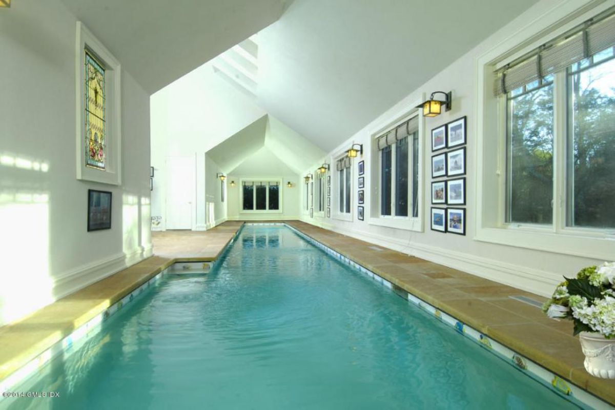 新主人已经安装了一个室内游泳池。图片来自Toptenrealestatedeals.com