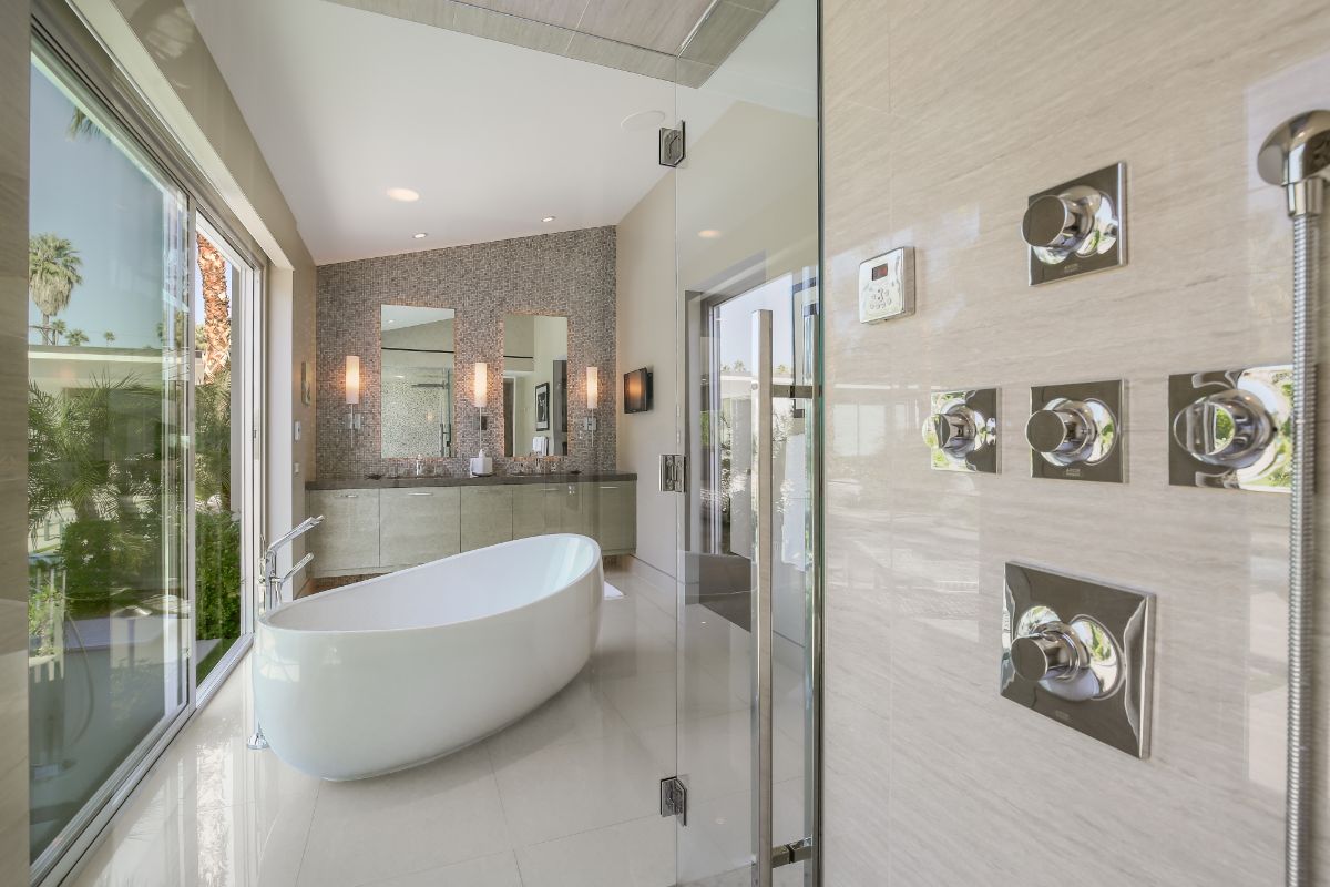 优雅的浴室，有玻璃滑块和凹室式浴缸。图片来自Toptenrealestatedeals.com