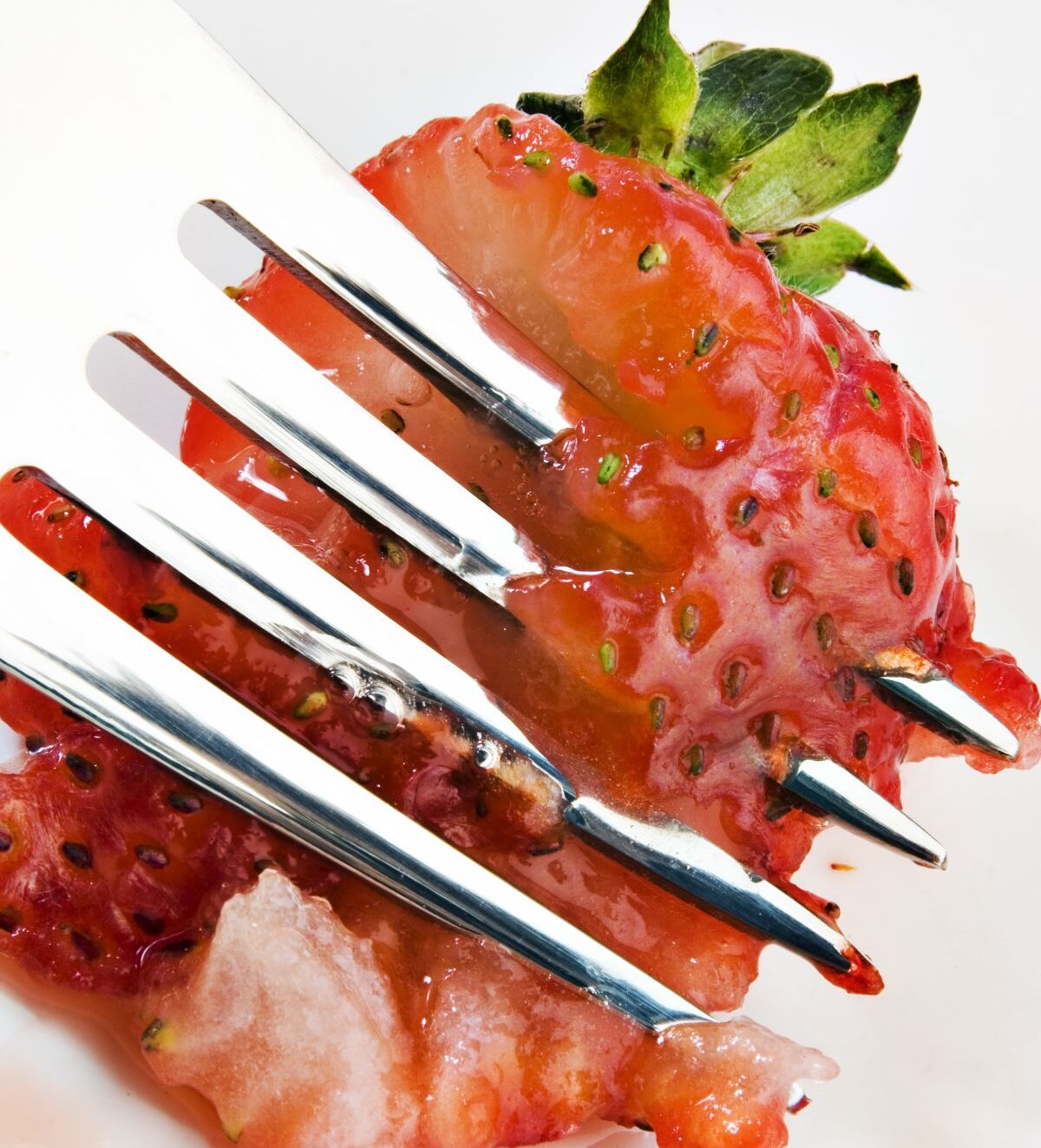 草莓用叉子。