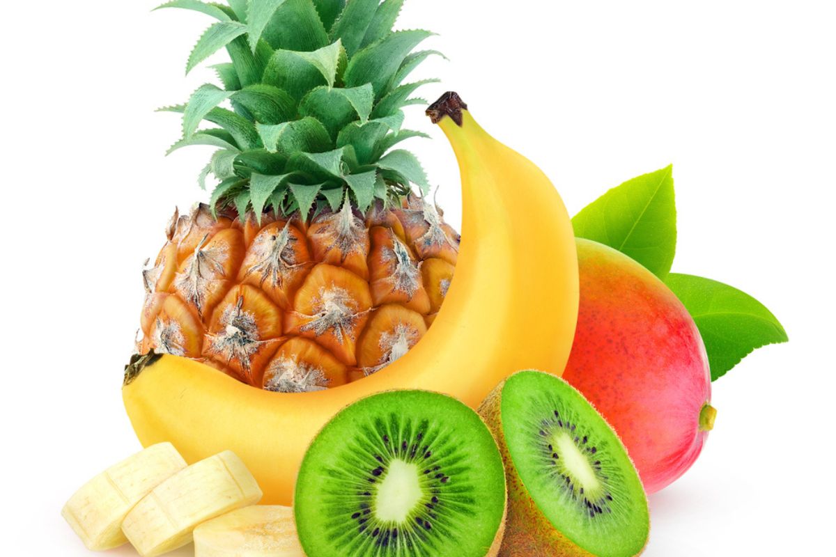孤立的热带水果。菠萝，香蕉，猕猴桃和芒果分离在白色背景与修剪路径。