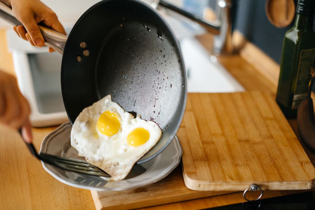 从锅里到盘子里的涂过油的鸡蛋。