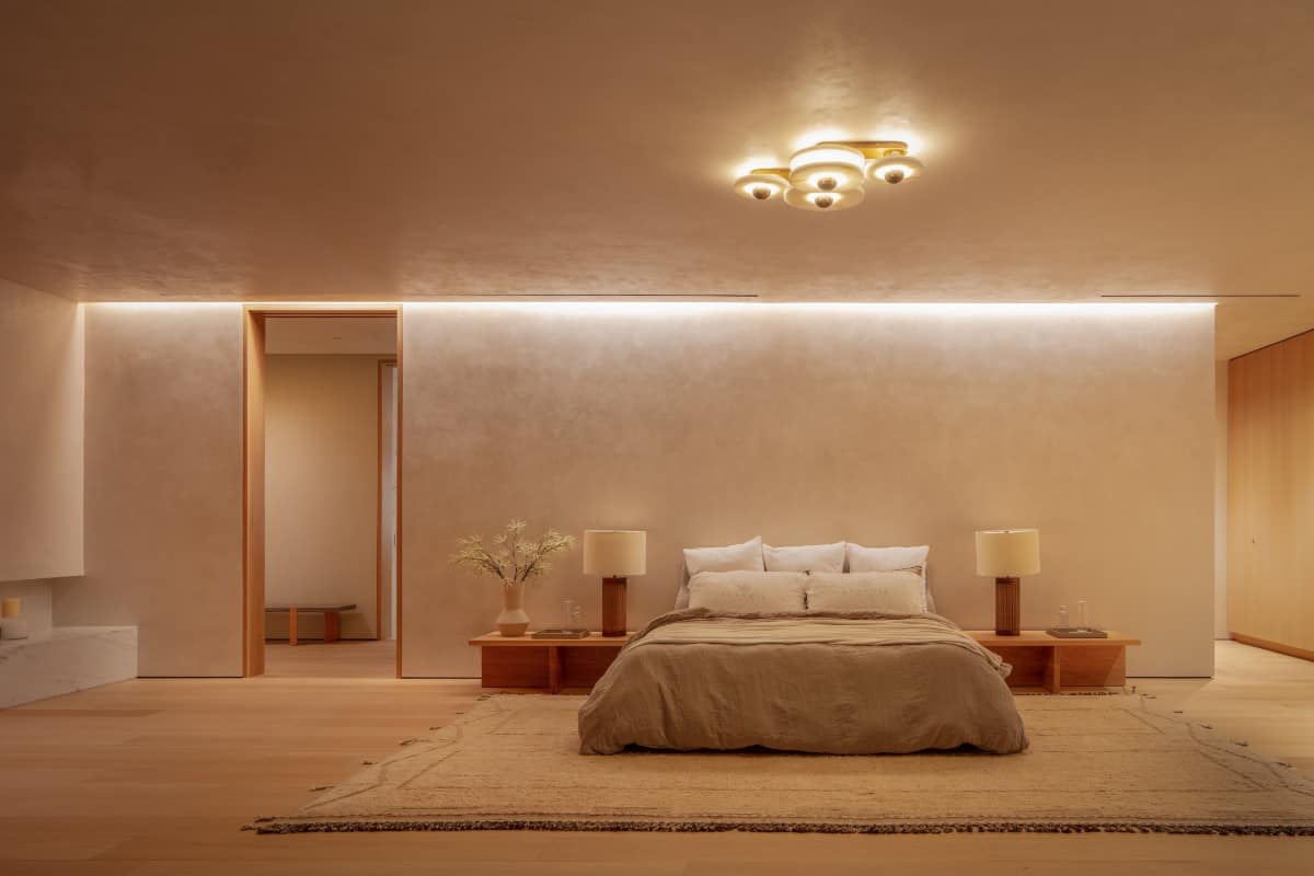 宽敞的主卧室，舒适的台地床，放在流苏地毯上。图片来自Toptenrealestatedeals.com。